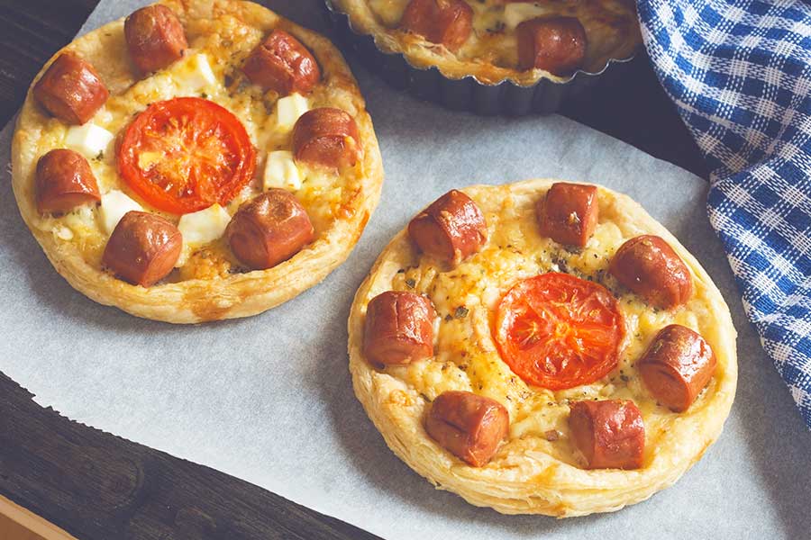 Pizzette di pasta sfoglia con formaggio e wurstel scarlino