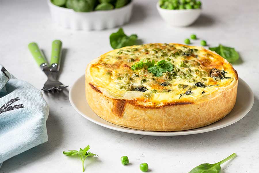 Quiche con prosciutto cotto, piselli e spinaci