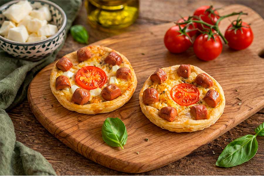 Pizzette di pasta sfoglia con formaggio e wurstel