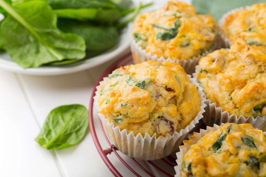 Muffin salati con formaggio, spinaci e wurstel