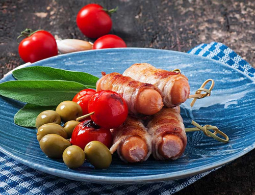 Spiedini con wurstel, pancetta e pomodorini