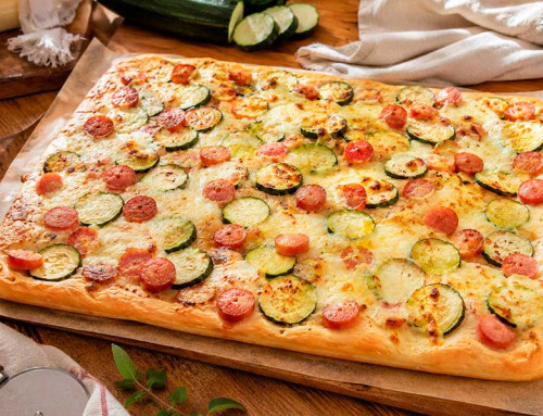 Focaccia bianca con wurstel, zucchine e formaggio